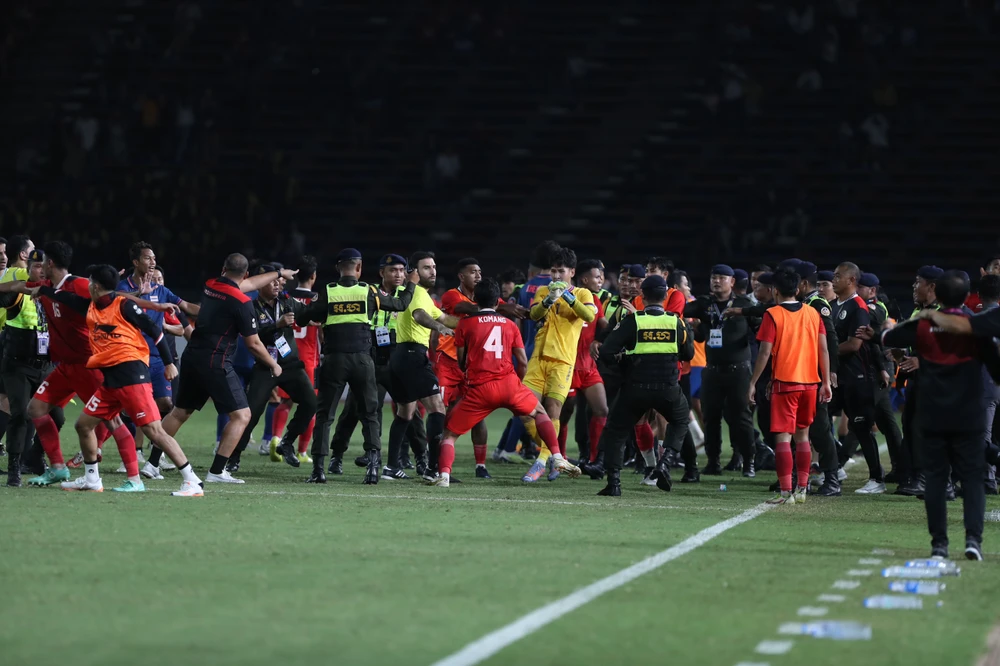 …và cũng là trận chung kết xấu xí nhất trong lịch sử SEA Games với cảnh ẩu đả bên ngoài đường piste cộng với nhiều thẻ đỏ được rút ra. Ảnh: ANH PHƯƠNG …và cũng là trận chung kết xấu xí nhất trong lịch sử SEA Games với cảnh ẩu đả bên ngoài đường piste cộng với nhiều thẻ đỏ được rút ra. Ảnh: ANH PHƯƠNG