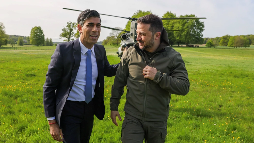 Tổng thống Ukraine Volodymyr Zelensky (phải) được Thủ tướng Anh Rishi Sunak (trái) đón tiếp ngày 15-5. Ảnh: TWITTER Văn phòng thủ tướng Anh
