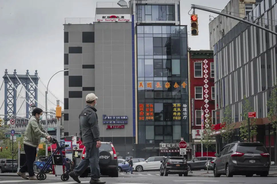 Tòa nhà sáu tầng (chính giữa) được cho là “đồn cảnh sát mật” của Trung Quốc tại khu phố Tàu ở quận Manhattan, TP New York (Mỹ). Ảnh: AP Tòa nhà sáu tầng (chính giữa) được cho là “đồn cảnh sát mật” của Trung Quốc tại khu phố Tàu ở quận Manhattan, TP New York (Mỹ). Ảnh: AP