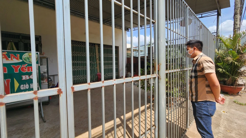 Dù đã được cấp sổ hồng nhà, đất nhưng ông Dực không thể vào được nhà của mình đã mua. Ảnh: TK