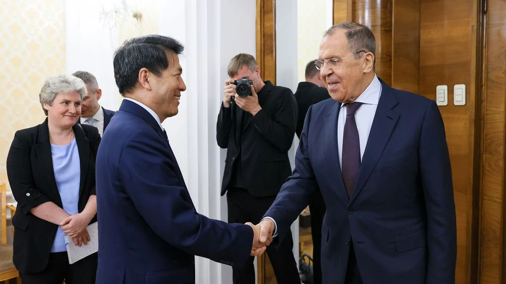 Ngoại trưởng Nga Sergei Lavrov (trái) tiếp đặc phái viên Trung Quốc về các vấn đề châu Âu - châu Á Lý Huy (phải) ở thủ đô Moscow vào ngày 26-5. Ảnh: BỘ NGOẠI GIAO NGA
