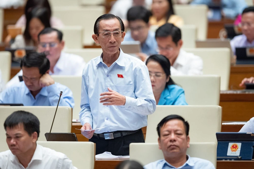 Đại biểu Quốc hội Trần Hoàng Ngân cho rằng cần có chính sách bồi thường thỏa đáng cho các hộ dân bị ảnh hưởng bởi dự án. Ảnh: QH