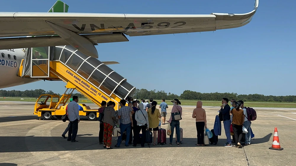 Từ ngày 1-6, một số sân bay đã triển khai thí điểm ứng dụng VNeID để làm thủ tục đi máy bay thay thế căn cước công dân. Ảnh: VDH Từ ngày 1-6, một số sân bay đã triển khai thí điểm ứng dụng VNeID để làm thủ tục đi máy bay thay thế căn cước công dân. Ảnh: VDH