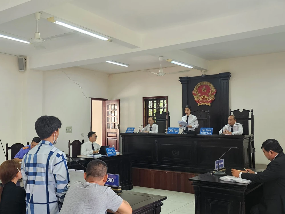 Một phiên xử người chưa thành niên phạm tội tại TAND huyện Bình Chánh (TP.HCM). Ảnh: SONG MAI