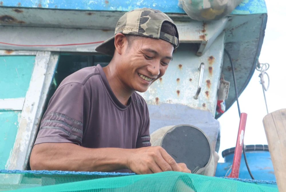 Ngư dân tỉnh Bà Rịa-Vũng Tàu đang chuẩn bị ngư cụ để ra khơi. Ảnh: KHÁNH LY