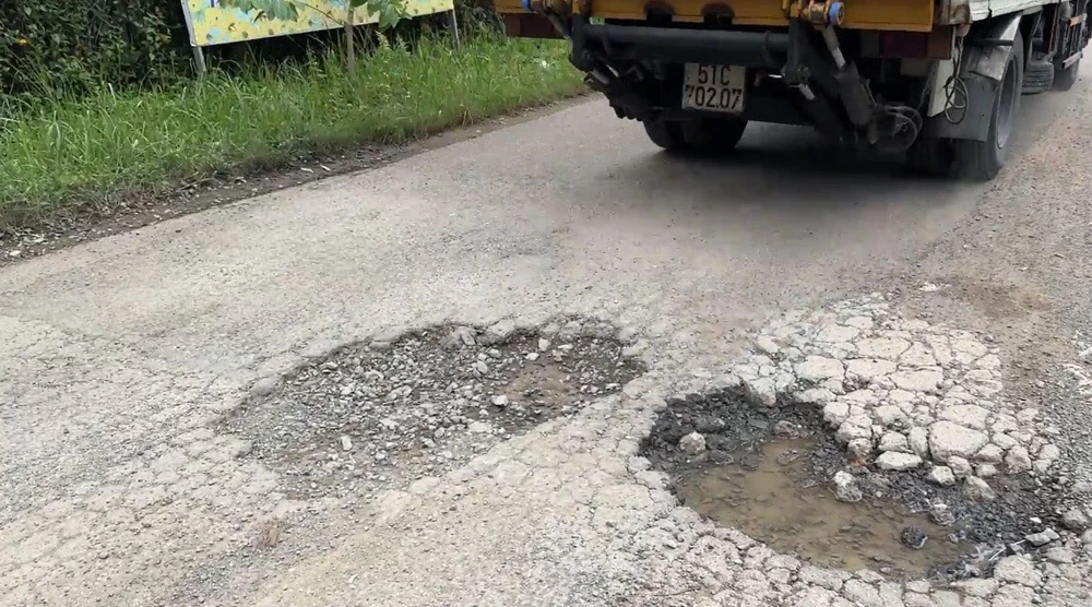 Đường Bưng Ông Thoàn tp thủ đức cũng hư hỏng với nhiều ổ gà. Ảnh: TRẦN MINH