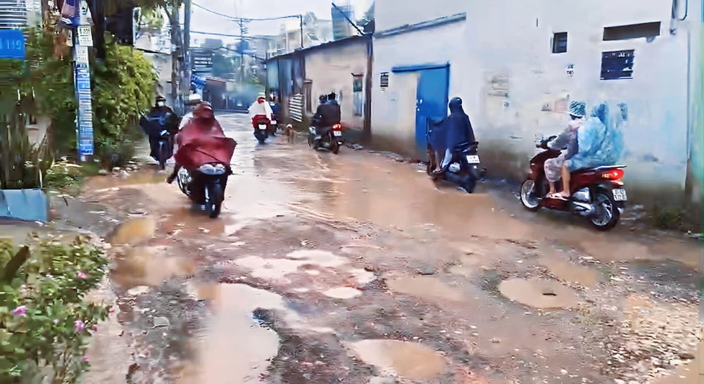 Đường Bình Thành quận Bình Tân có nhiều ổ gà, gây khó khăn cho người dân khi lưu thông qua đây. Ảnh: THẢO HIỀN