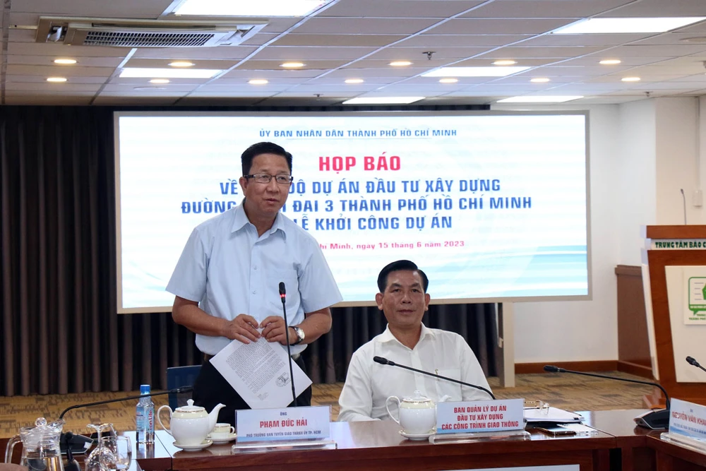 Ông Phạm Đức Hải, Phó ban Tuyên giáo Thành ủy, cùng ông Lương Minh Phúc trả lời các thông tin báo chí tại buổi họp báo. Ảnh: THÀNH NHÂN