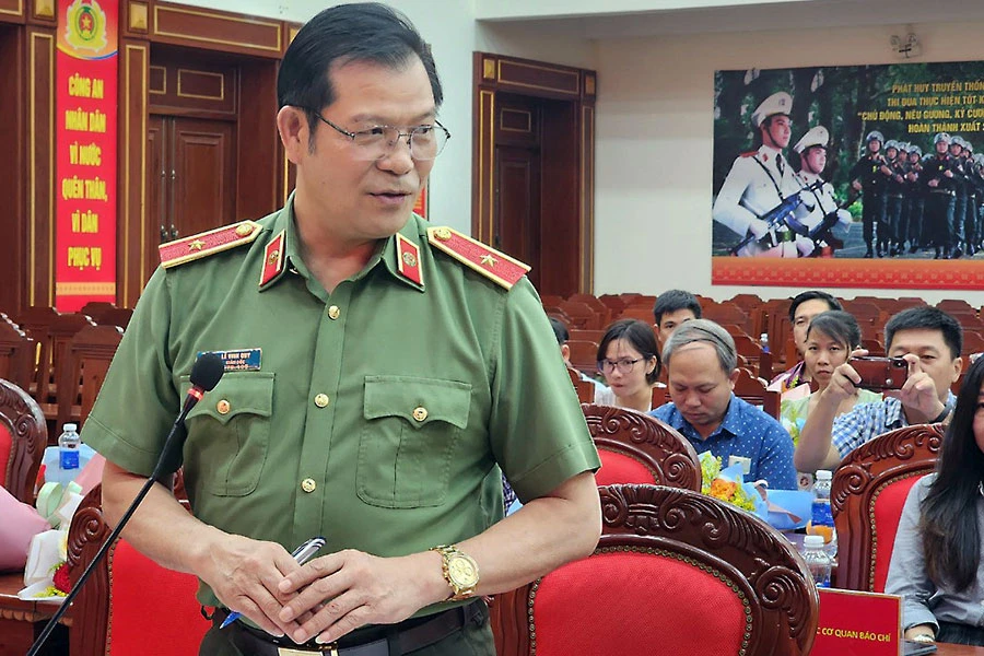 Thiếu tướng Lê Vinh Quy thông tin về vụ trụ sở UBND hai xã Ea Ktur và Ea Tiêu bị tấn công. Ảnh: V.LONG