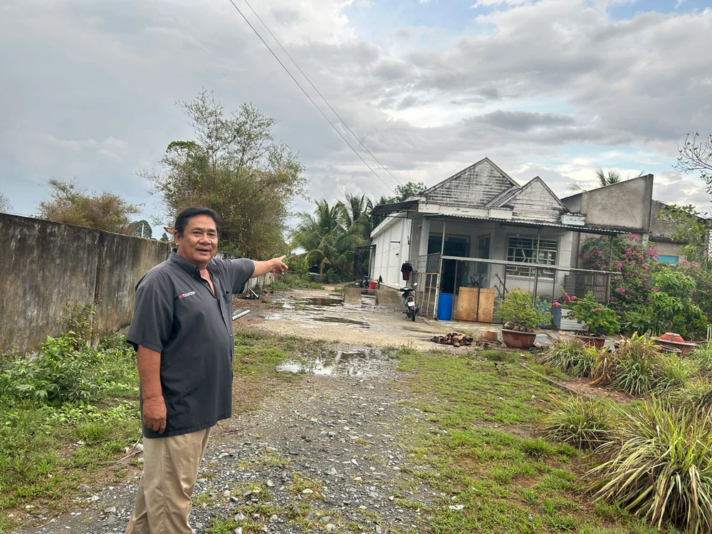 Ông Lê Hoàng Kế và phần nhà đất bị kê biên và đã bán đấu giá. Ảnh: HẢI DƯƠNG