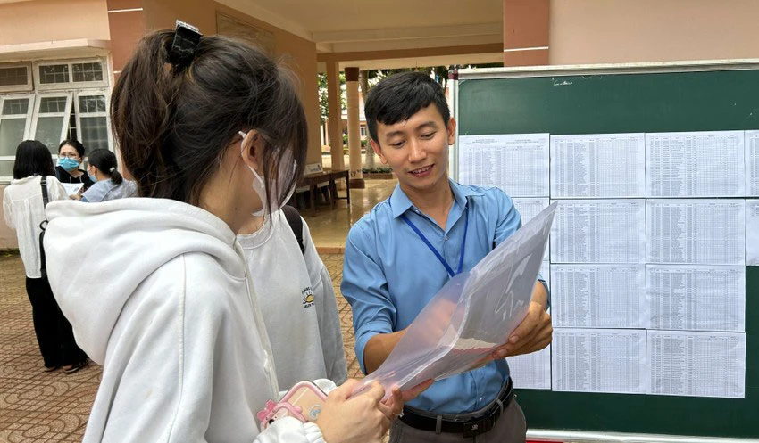 Giáo viên hướng dẫn học sinh tại điểm thi Trường THPT Việt Đức, xã Ea Tiêu, huyện Cư Kuin. Ảnh: VŨ LONG