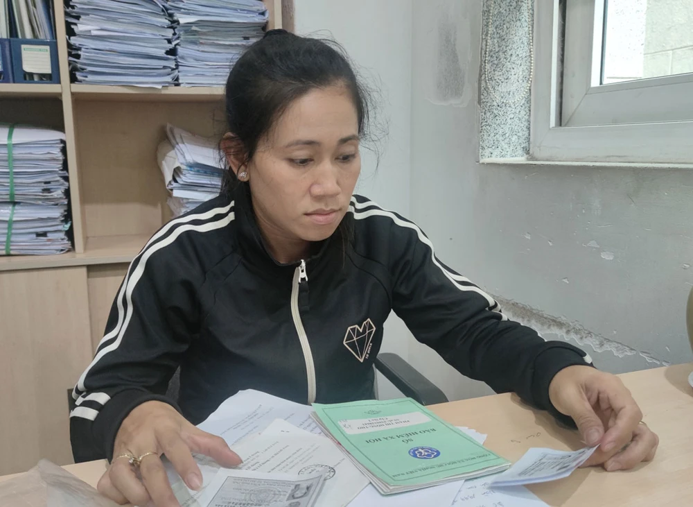 Chị Phạm Thị Hồng Thơ phản ánh vụ việc với PV. Ảnh: NGUYỄN HIỂN