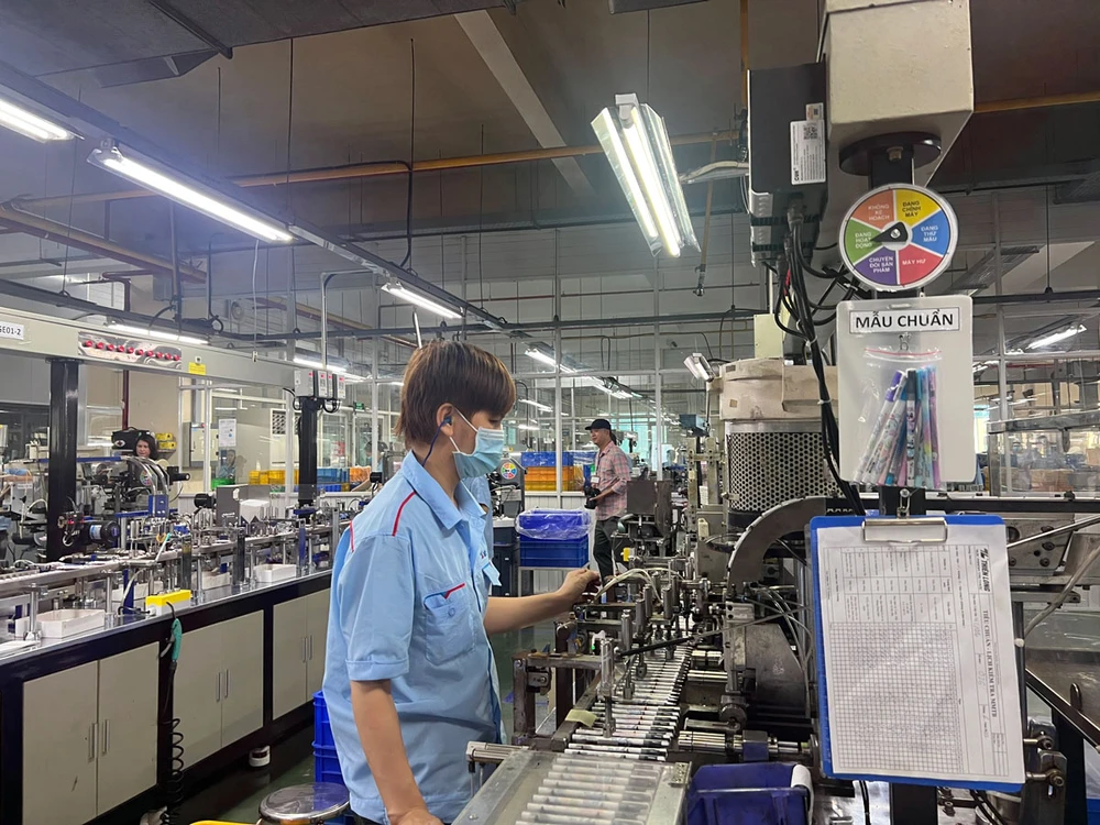 Việc cung cấp điện ổn định đã giúp các dây chuyền sản xuất của Công ty TNHH Sản xuất Thương mại Nam Thiên Long hoạt động liên tục, hiệu quả. Ảnh: ĐÀO TRANG