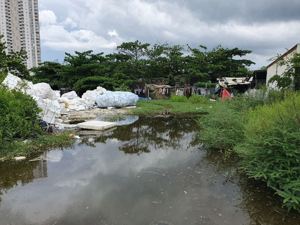 Phía bên phải khu đất dự án thành phần khu 6B (khu dân cư 6B-1,2) là một bãi đất ngập nước bẩn với rác thải chất đống. Ảnh: KC