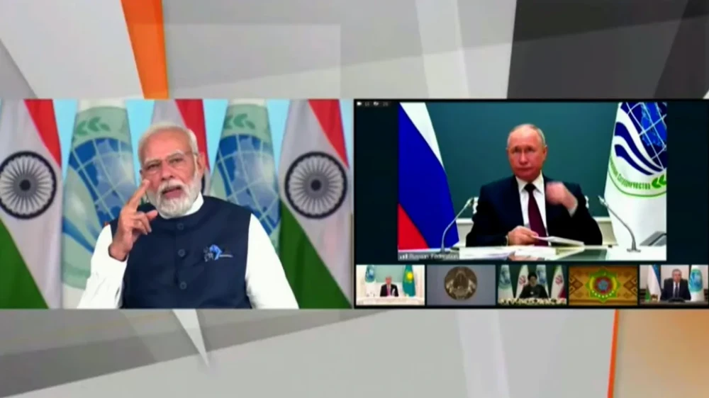 Thủ tướng Ấn Độ Narendra Modi (trái) và Tổng thống Nga Vladimir Putin tại hội nghị thượng đỉnh trực tuyến của Tổ chức Hợp tác Thượng Hải (SCO) ngày 4-7. Ảnh: CNN