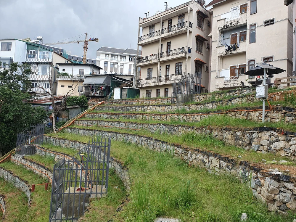 Công trình tại đường Khe Sanh (phường 10, TP Đà Lạt) được gia cố sau vụ sạt lở nghiêm trọng vào tháng 11-2021. Ảnh: VÕ TÙNG