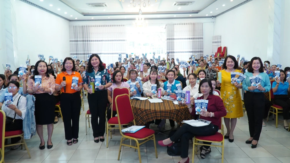 Đại diện Ban Công tác phía Nam (Hội Liên hiệp Phụ nữ Việt Nam), Hội Liên hiệp Phụ nữ tỉnh An Giang phối hợp tổ chức hoạt động nâng cao kiến thức pháp luật cho người dân. Ảnh: TRẦN LINH