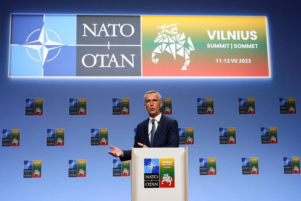 Tổng thư ký NATO Jens Stoltenberg phát biểu trong một cuộc họp báo trước thềm hội nghị thượng đỉnh ở Vilnius (Lithuania) hôm 10-6. Ảnh: REUTERS