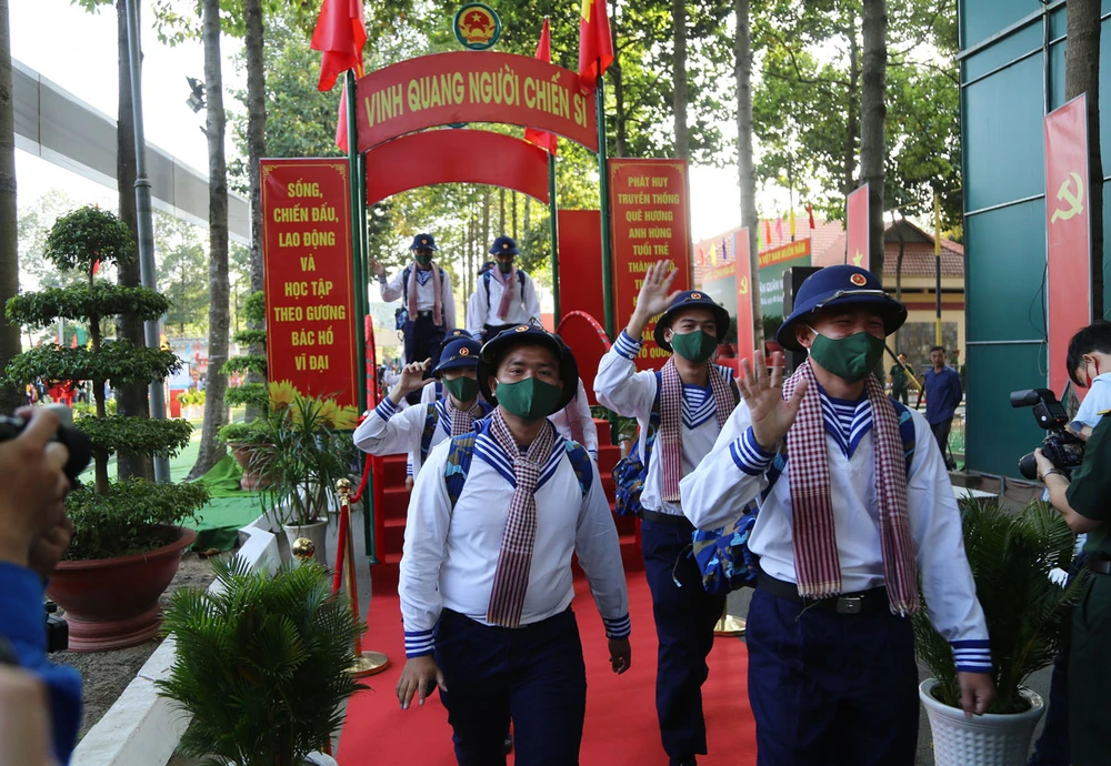 Thanh niên TP.HCM lên đường nhập ngũ. Ảnh minh họa: HOÀNG GIANG