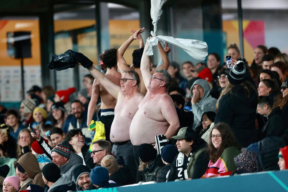 Quý ông hâm mộ bóng đá nữ không thua gì bóng đá nam và đó là điều mong mỏi của Chủ tịch FIFA Gianni Infantino. Ảnh: GETTY IMAGES