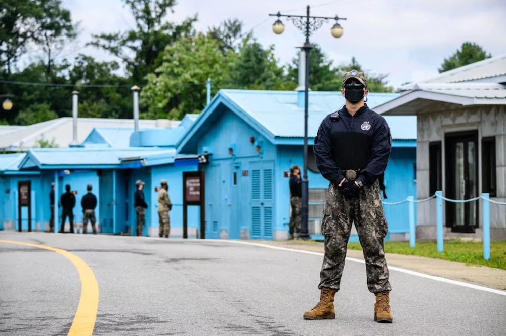 Lính Hàn Quốc và Liên hợp quốc đứng gác gần đường phân cách Hàn Quốc và Triều Tiên tại khu vực an ninh chung ở Bàn Môn Điếm vào năm 2022. Ảnh: AFP