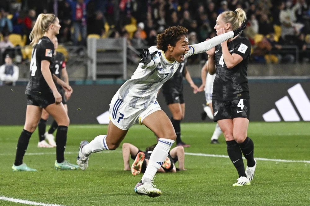 Niềm vui sau bàn thắng ở phút 24 của Sarina Bolden giúp Philippines tiếp tục nuôi hy vọng vào vòng knock out. Ảnh: GETTY IMAGES