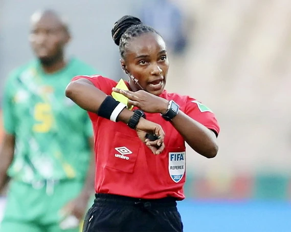 Trọng tài Salima Mukansanga từng làm nhiệm vụ tại World Cup Qatar 2022. Ảnh: GETTY IMAGES