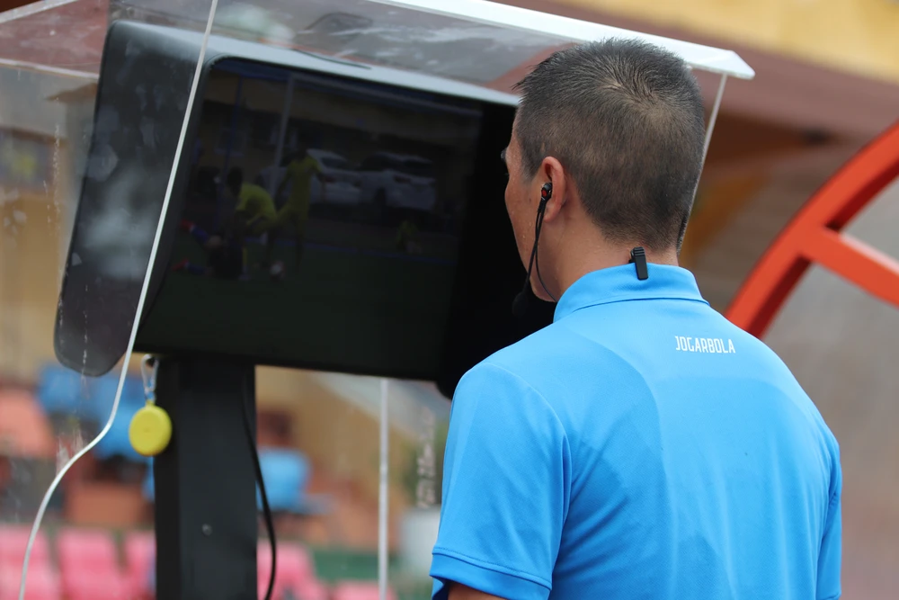 Thực tập và kiểm tra các công đoạn để VAR chính thức “chạy” ở Việt Nam từ ngày 27-7. Ảnh: VFF