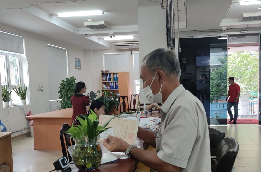 Người lao động làm thủ tục hành chính tại cơ quan BHXH. Ảnh: NH