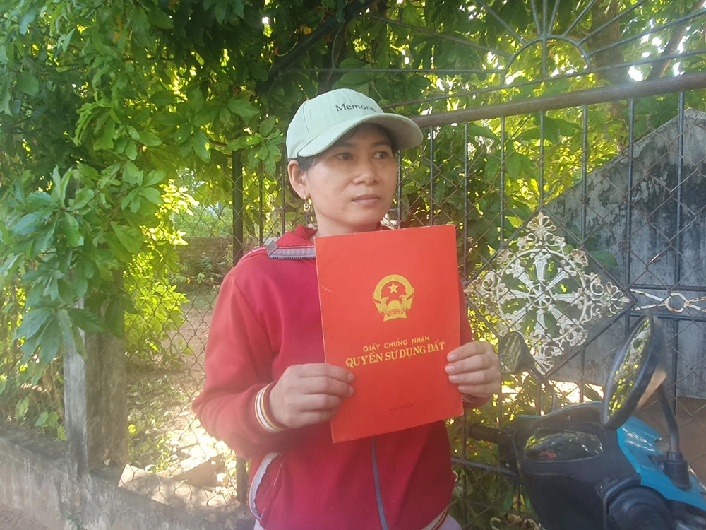 Bà Phương, bà Lợi (đội nón) được cấp sổ hồng 14 năm qua nhưng vẫn chưa được chính quyền giao đất để xây nhà. Ảnh: QN