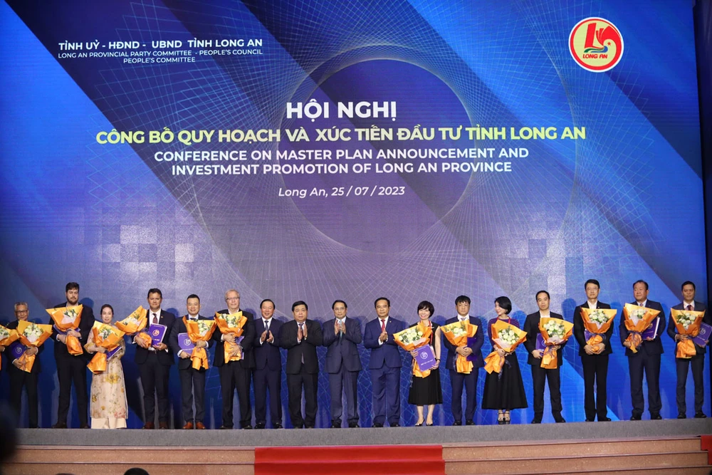 Thủ tướng trao giấy chứng nhận đầu tư cho các nhà đầu tư. Ảnh: HD