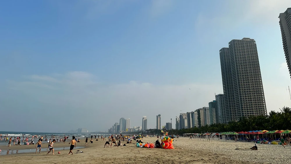 Các chuyên gia cho rằng Đà Nẵng cần thu hồi một số dự án sát mép biển để trả lại không gian công cộng cho người dân. Ảnh: LÊ PHI Các chuyên gia cho rằng Đà Nẵng cần thu hồi một số dự án sát mép biển để trả lại không gian công cộng cho người dân. Ảnh: LÊ PHI