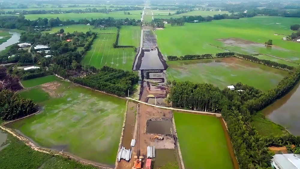 Vật liệu cát thi công cao tốc đang là vấn đề vướng mắc làm ảnh hưởng tiến độ các dự án cao tốc ở ĐBSCL. Ảnh: CHÂU ANH Vật liệu cát thi công cao tốc đang là vấn đề vướng mắc làm ảnh hưởng tiến độ các dự án cao tốc ở ĐBSCL. Ảnh: CHÂU ANH