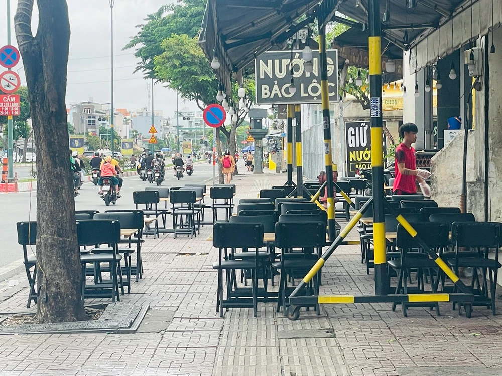Vỉa hè bị chiếm dụng để kinh doanh quán nhậu trên đường Phạm Văn Đồng. Ảnh: VIỆT HOA