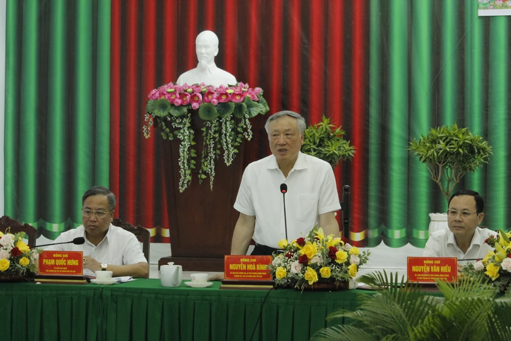 Chánh án TAND Tối cao Nguyễn Hòa Bình làm việc tại TAND TP Cần Thơ vào chiều 6-8. Ảnh: NHẪN NAM