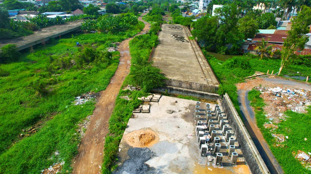 Đoạn 3 tuyến đường vành đai 2 từ đường Phạm Văn Đồng đến nút giao Gò Dưa, TP Thủ Đức đang tạm dừng thi công do vướng mắc liên quan đến phụ lục hợp đồng BT. Ảnh: NGUYỄN TIẾN