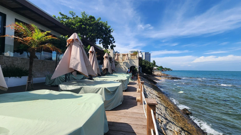 Một nhà hàng tại phường 5 xin phép tồn tại bờ kè, cam kết tự tháo dỡ khi Nhà nước thu hồi đất nhưng chưa được chấp thuận. Ảnh: KL