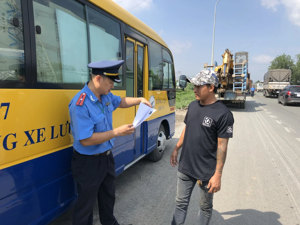 Lực lượng thanh tra giao thông kiểm tra, xử lý vi phạm xe quá tải. Ảnh: ĐÀO TRANG