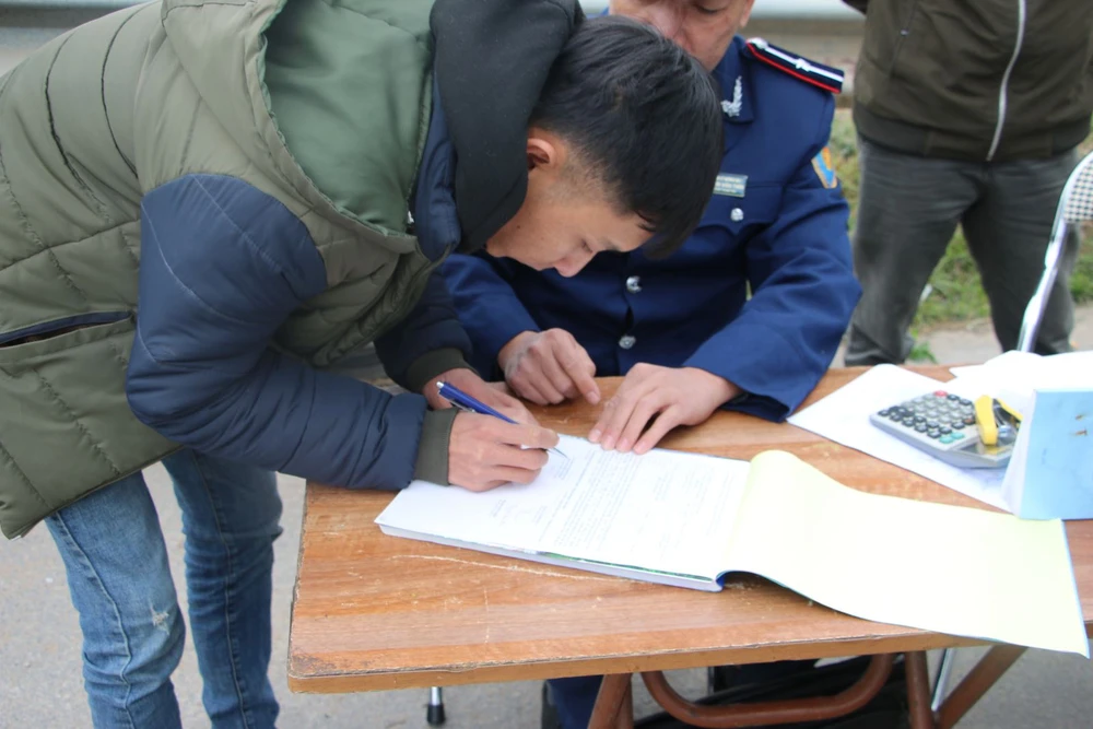 Lực lượng thanh tra giao thông dừng xe để kiểm tra xe quá tải trên quốc lộ. Ảnh: V.LONG