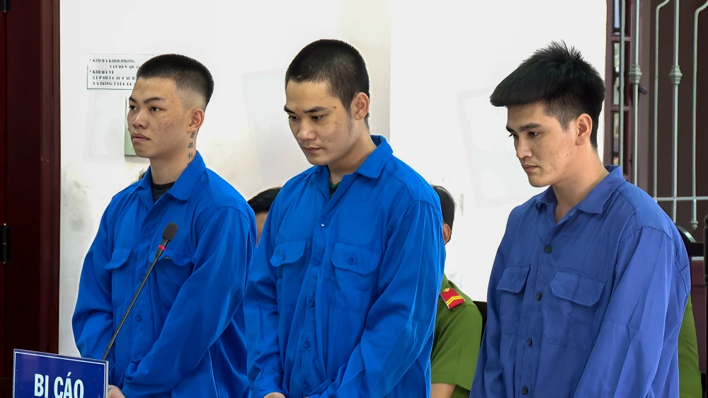 Ba bị cáo Lê Văn Lợi, Dương Minh Cảnh và Phạm Văn Nhứt cùng bị đưa ra xét xử về tội mua bán người. Ảnh: AH