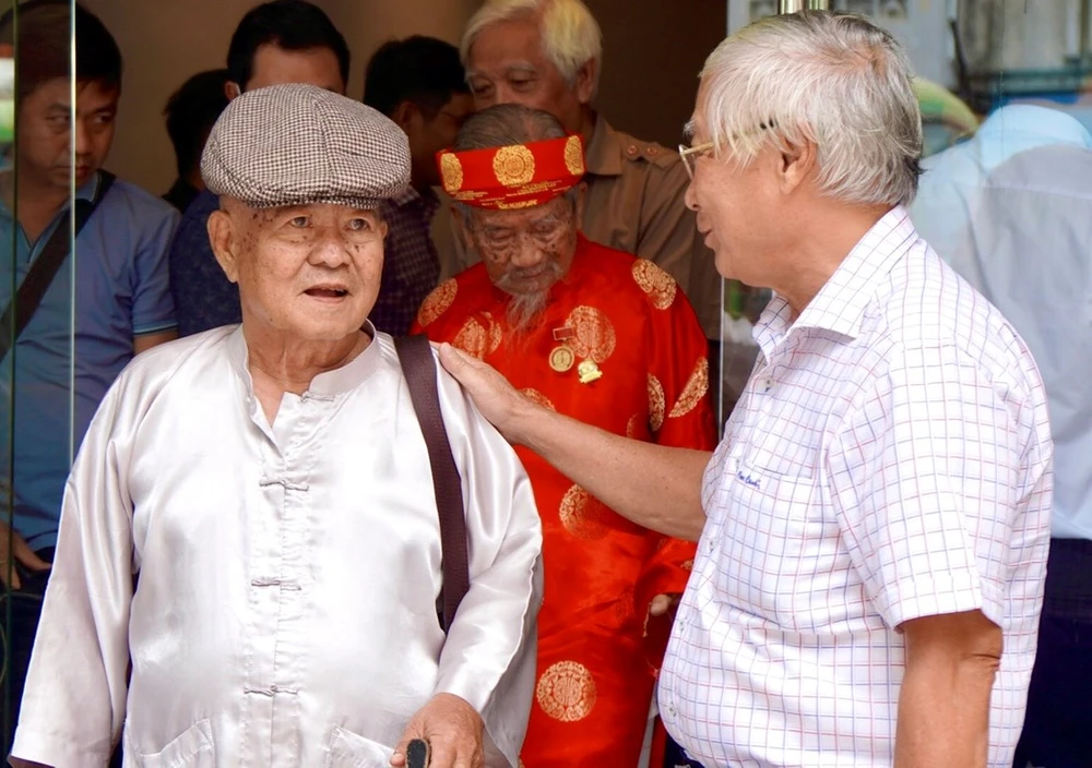 Ông Nam Đồng (trái) và ông Phạm Phú Tâm (phải) - hai nguyên tổng biên tập báo Pháp Luật TP.HCM. Ảnh: DI LINH