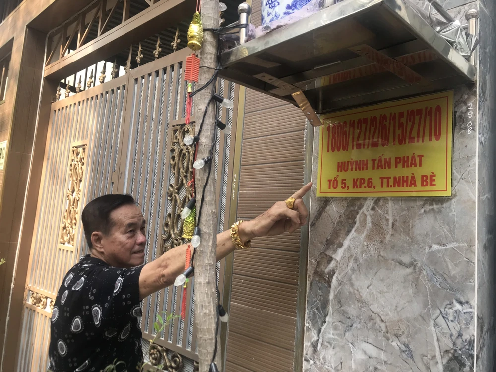 Số nhà tại đường Huỳnh Tấn Phát, thị trấn Nhà Bè, huyện Nhà Bè có quá nhiều xuyệt, gây khó khăn cho người dân trong quá trình sử dụng. Ảnh: HUỲNH THƠ