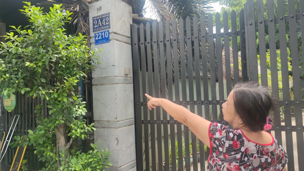 Bà Trần Thị Thanh Trúc, ngụ đường Trần Văn Giàu, xã Phạm Văn Hai, huyện Bình Chánh, được UBND huyện cấp số nhà mới. Ảnh: NGUYỄN HIỀN