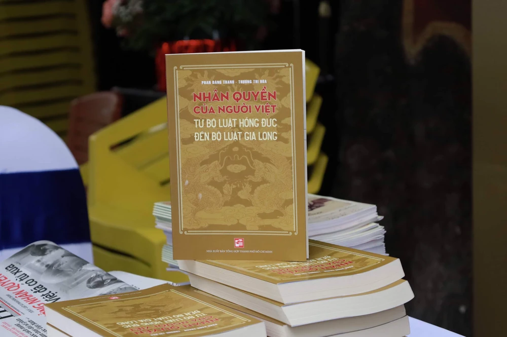 Cuốn sách "Nhân quyền của người Việt từ Bộ luật Hồng Đức đến Bộ luật Gia Long". Ảnh: DI LINH