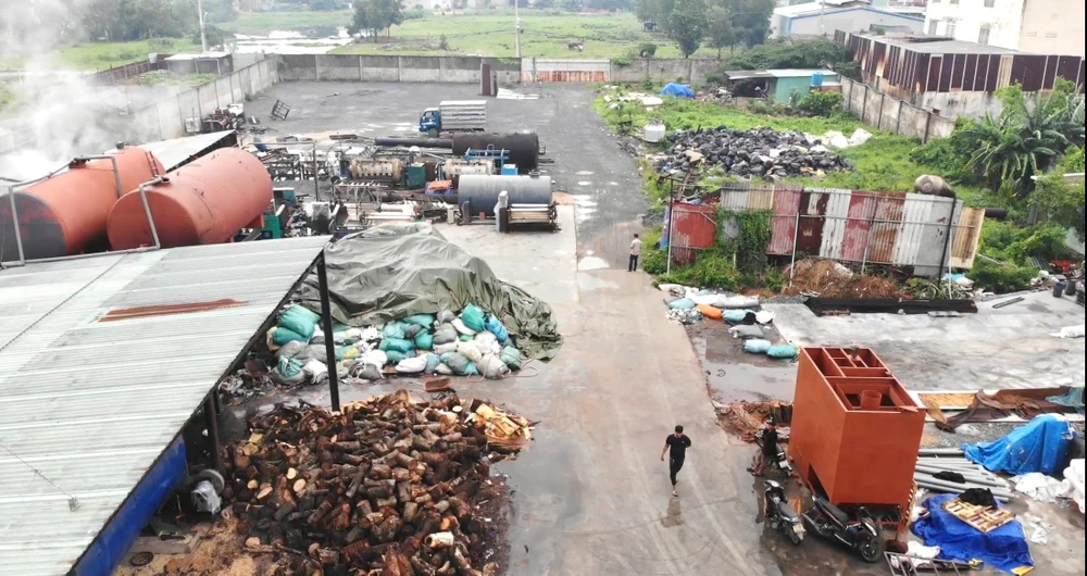 Cơ sở giặt sấy không số nhà, không biển hiệu, gây tiếng ồn, khói bụi, mùi hôi ở xã Vĩnh Lộc B, huyện Bình Chánh. Ảnh: DI LINH Cơ sở giặt sấy không số nhà, không biển hiệu, gây tiếng ồn, khói bụi, mùi hôi ở xã Vĩnh Lộc B, huyện Bình Chánh. Ảnh: DI LINH