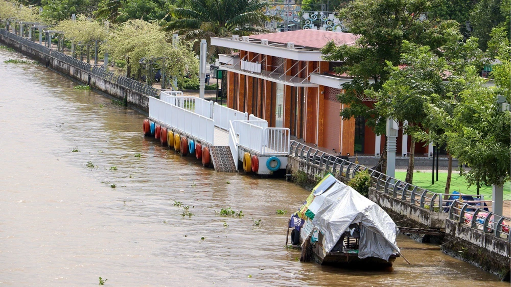 Hạng mục cầu tàu được xây dựng nằm trong hành lang bảo vệ luồng, không xin phép cơ quan quản lý. Ảnh: CHÂU ANH