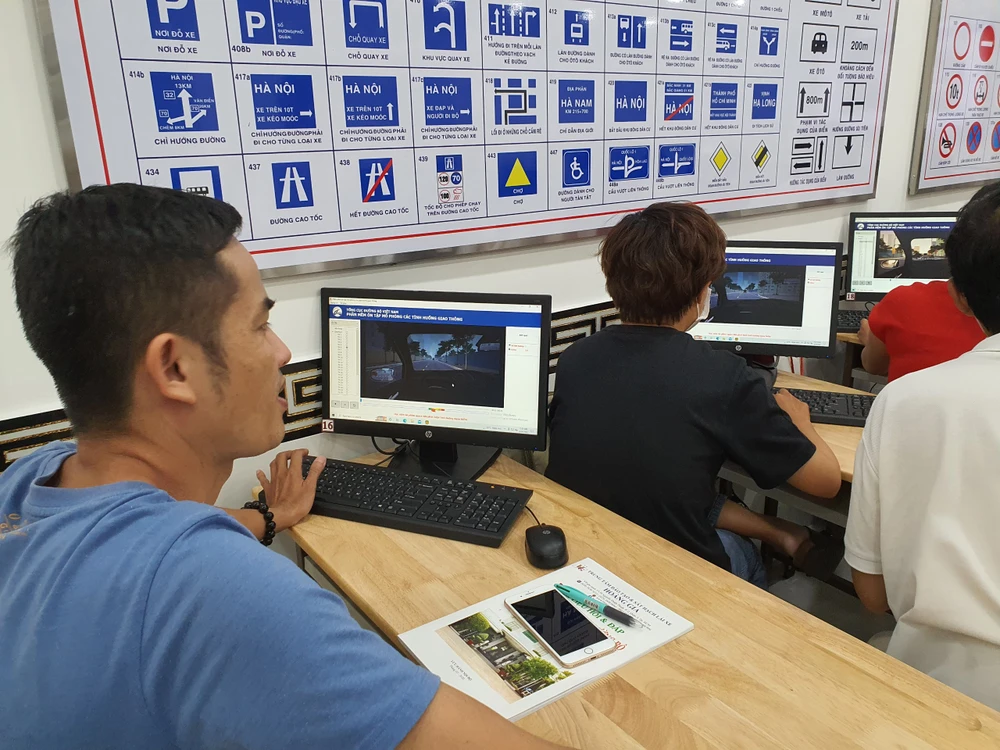 Học viên học lái xe tập trung tại Trung tâm Đào tạo và sát hạch lái xe Hoàng Gia. Ảnh: THY NHUNG