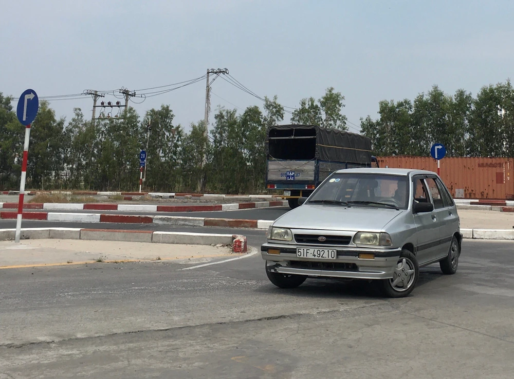 Học viên học lái xe tại Trường CĐ Giao thông vận tải. Ảnh: THY NHUNG