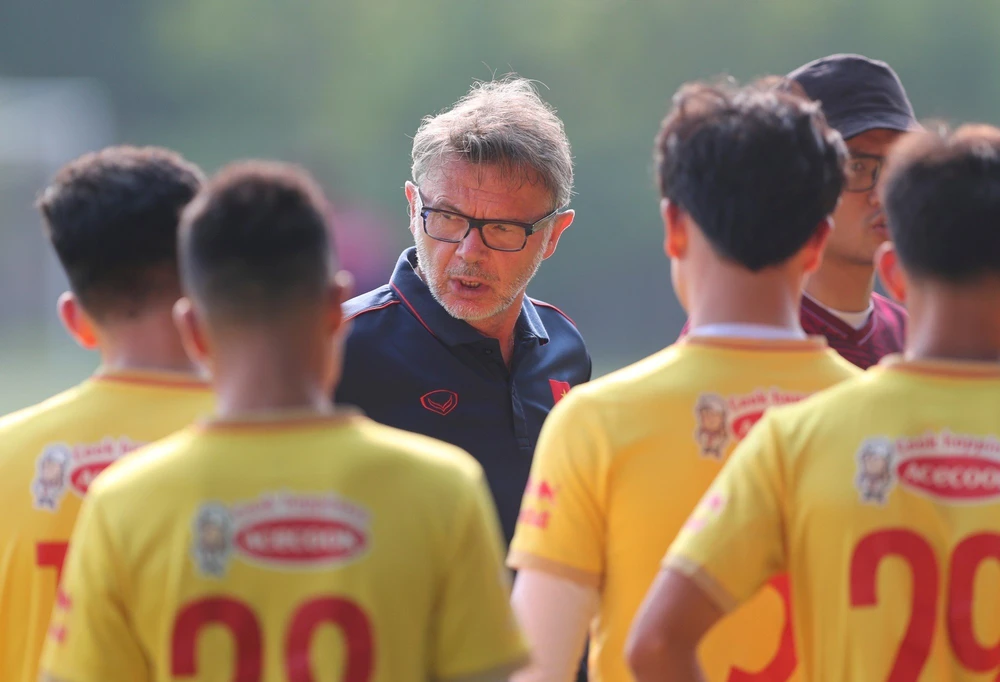 HLV Troussier đặt mục tiêu rõ ràng là nhất bảng và dự vòng chung kết U-23 châu Á. Ảnh: ANH PHƯƠNG HLV Troussier đặt mục tiêu rõ ràng là nhất bảng và dự vòng chung kết U-23 châu Á. Ảnh: ANH PHƯƠNG