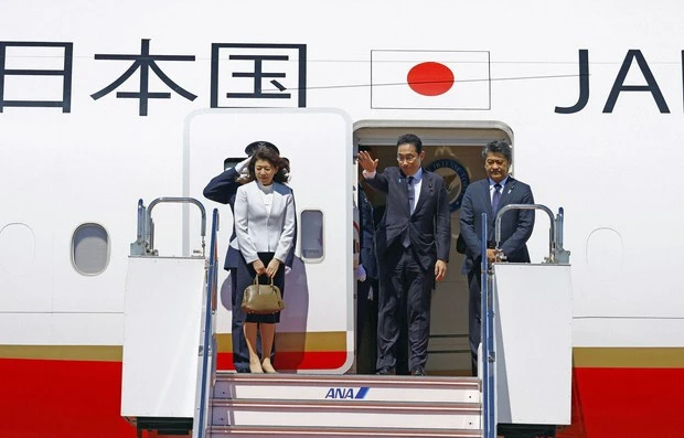 Thủ tướng Nhật Fumio Kishida (giữa) cùng phu nhân Kishida Yuko lên đường đến Indonesia dự Hội nghị cấp cao ASEAN ngày 5-9. Ảnh: KYODO NEWS